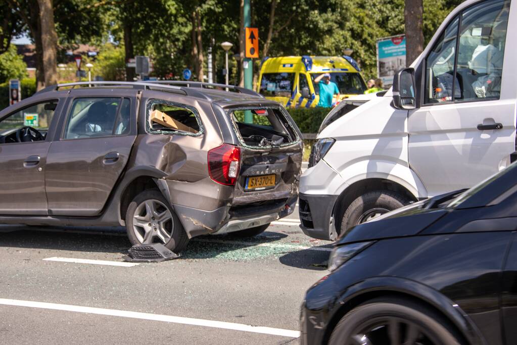 Bakwagen botst achterop personenwagen