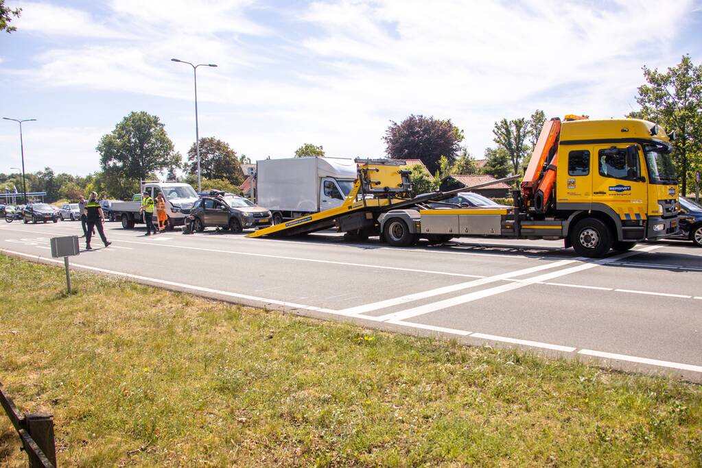 Bakwagen botst achterop personenwagen