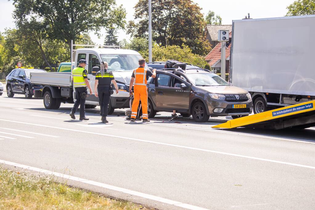 Bakwagen botst achterop personenwagen