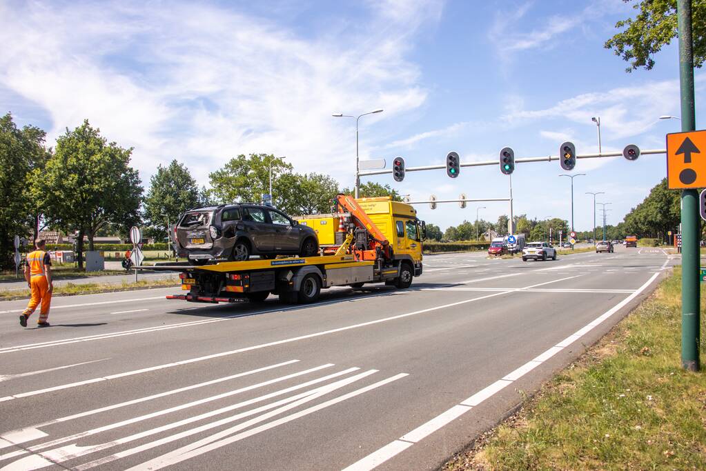 Bakwagen botst achterop personenwagen