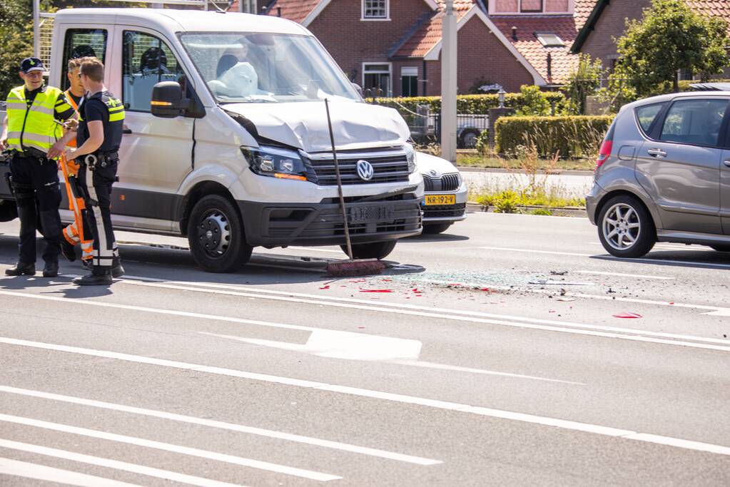 Bakwagen botst achterop personenwagen