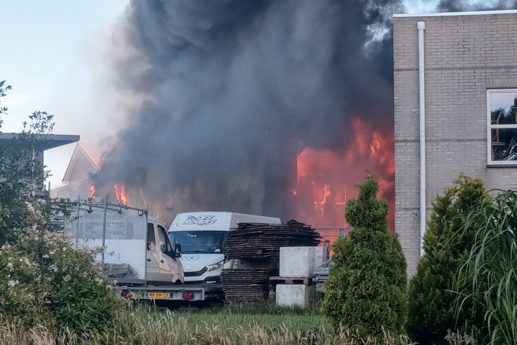 Grote uitslaande brand in bedrijfspand
