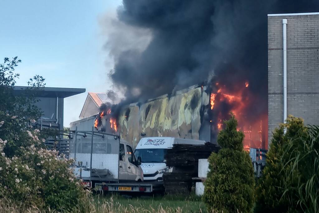 Grote uitslaande brand in bedrijfspand