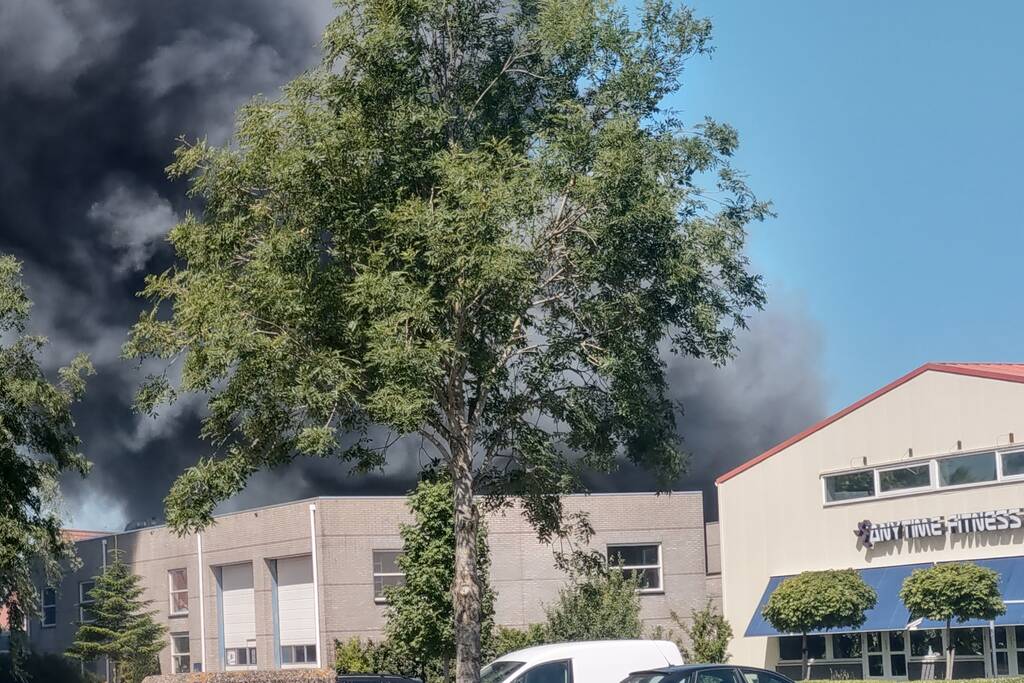 Grote uitslaande brand in bedrijfspand