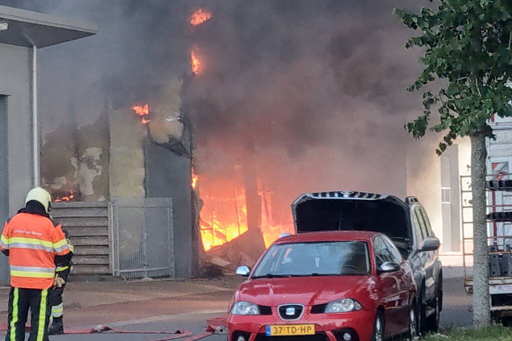 Grote uitslaande brand in bedrijfspand