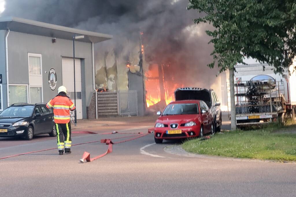 Grote uitslaande brand in bedrijfspand