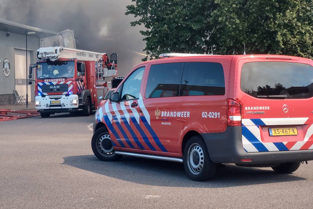 Grote uitslaande brand in bedrijfspand