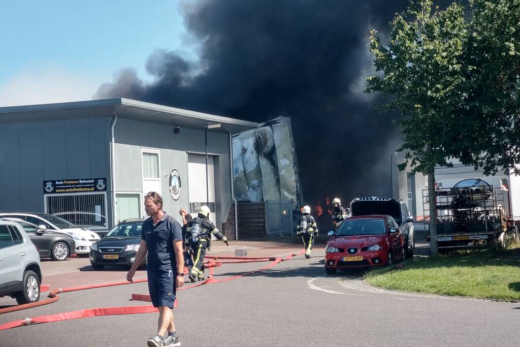 Grote uitslaande brand in bedrijfspand