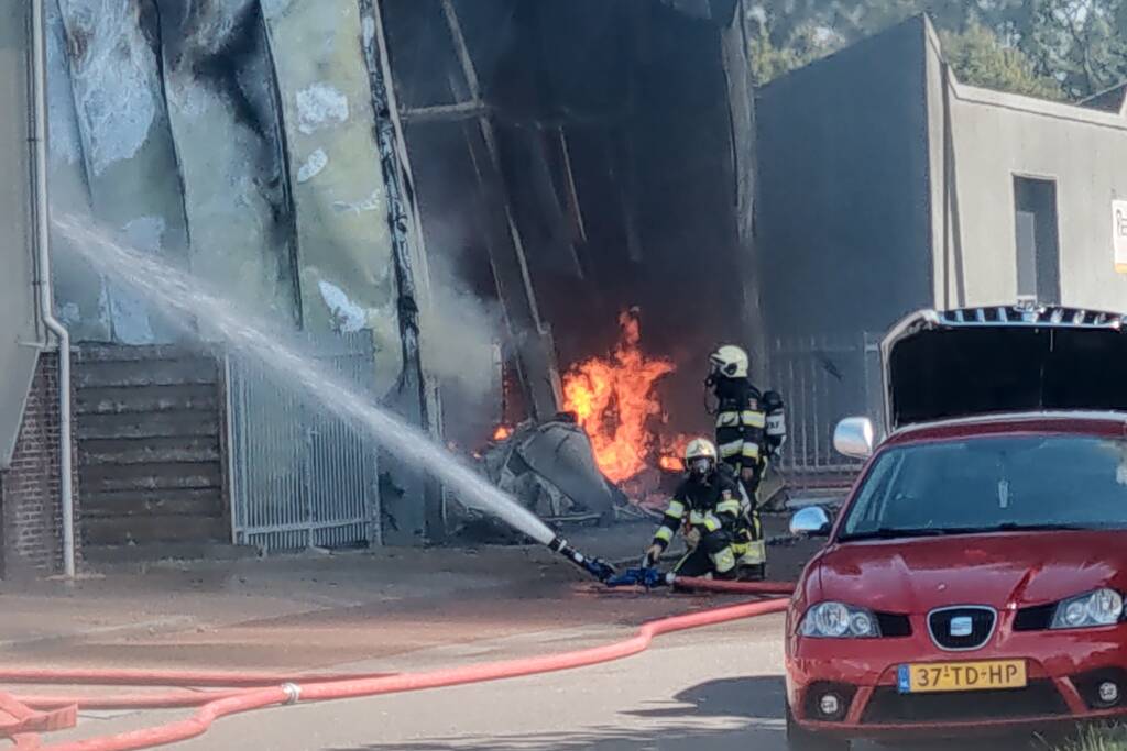 Grote uitslaande brand in bedrijfspand