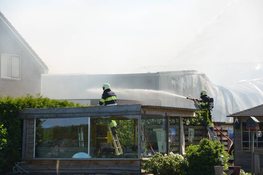 Grote uitslaande brand in bedrijfspand
