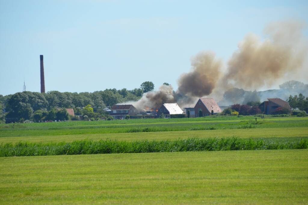 Grote uitslaande brand in bedrijfspand