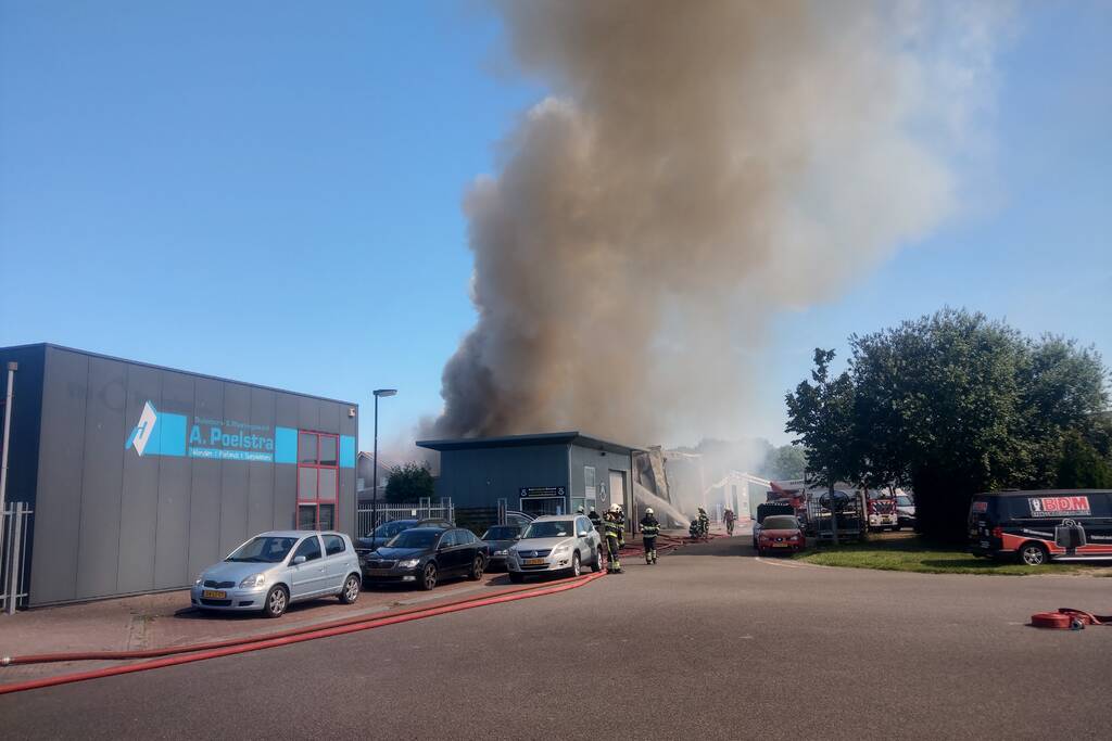 Grote uitslaande brand in bedrijfspand