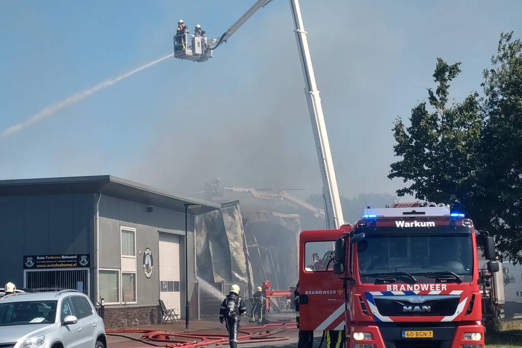 Grote uitslaande brand in bedrijfspand