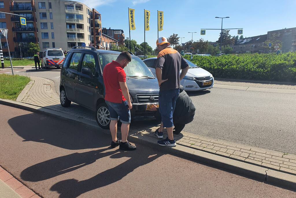Wielrenner raakt gewond door botsing met afslaande auto
