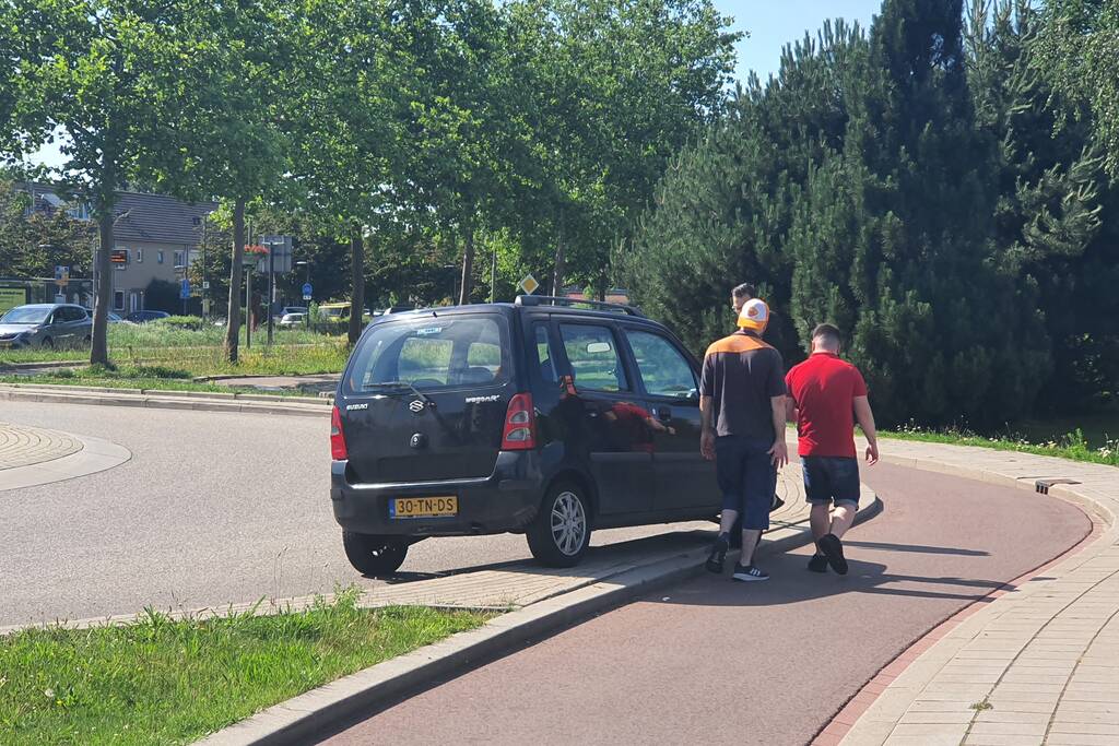 Wielrenner raakt gewond door botsing met afslaande auto