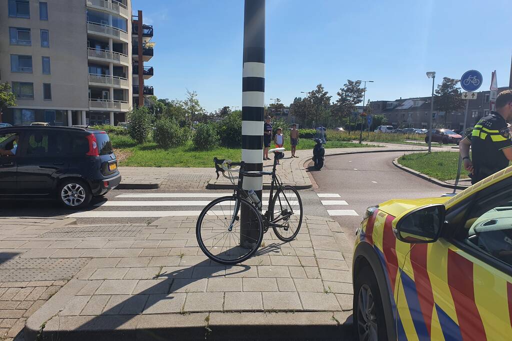 Wielrenner raakt gewond door botsing met afslaande auto