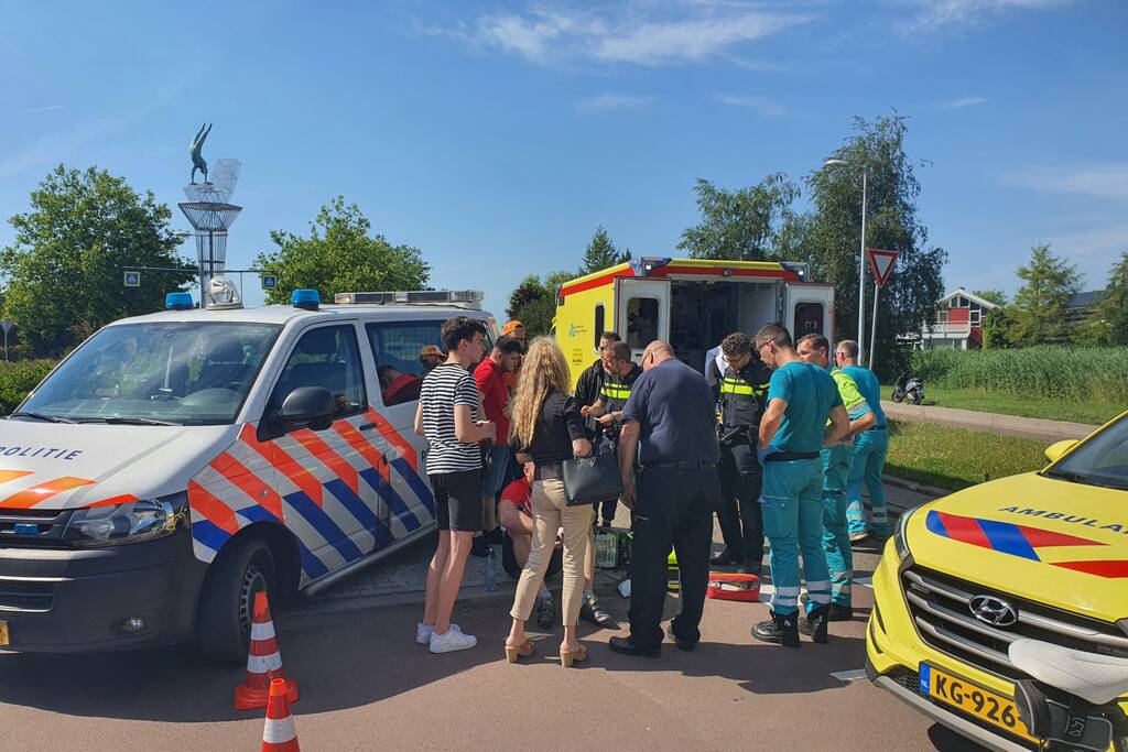 Wielrenner raakt gewond door botsing met afslaande auto