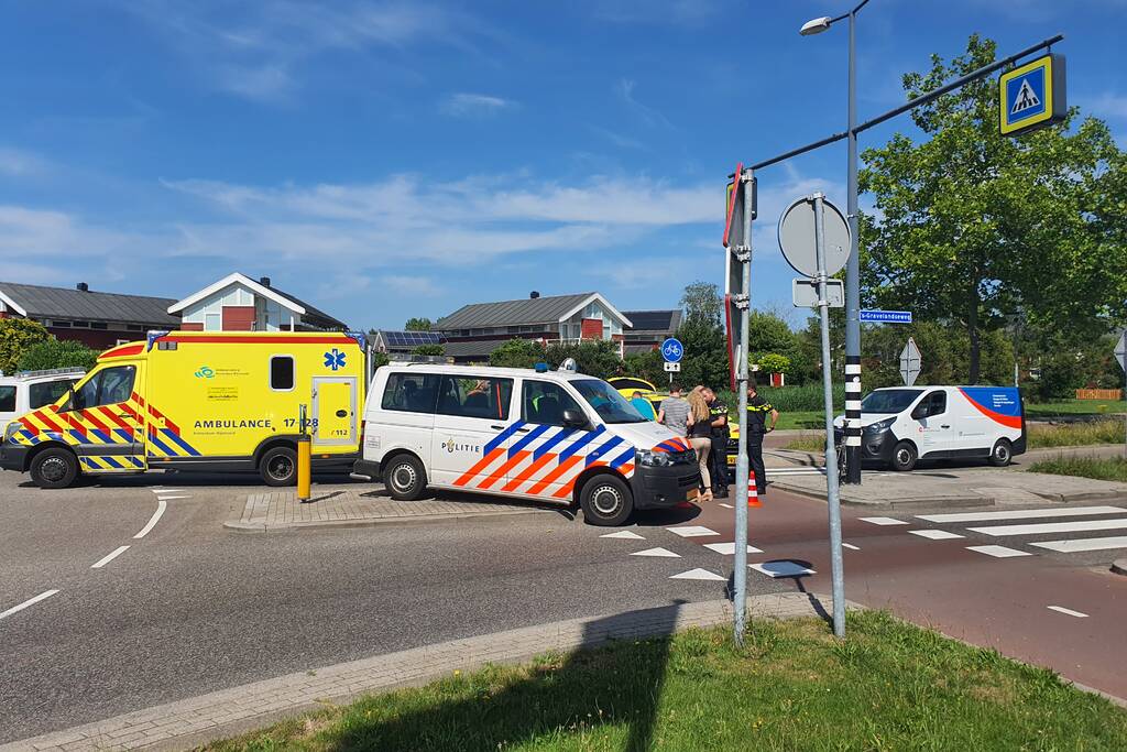 Wielrenner raakt gewond door botsing met afslaande auto