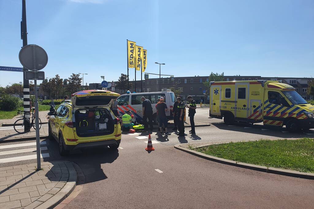 Wielrenner raakt gewond door botsing met afslaande auto