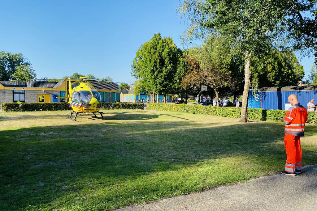 Man zwaar gewond na val van dak