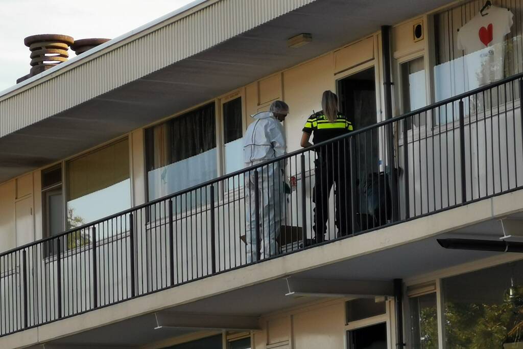 Onderzoek naar overleden vrouw in flat nog in volle gang