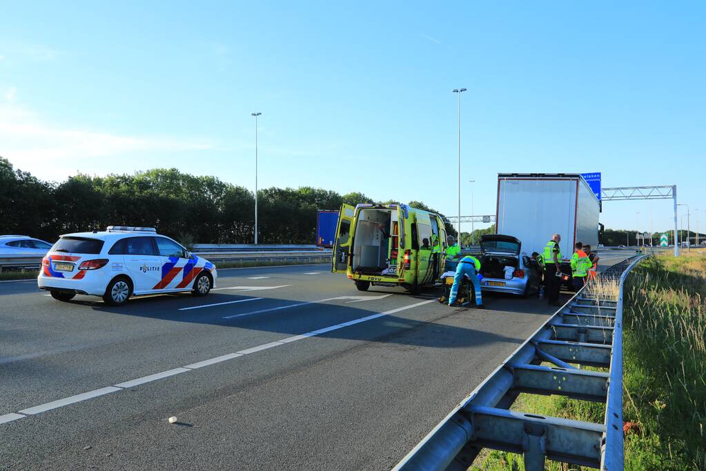 Auto schiet onder oplegger vrachtwagen