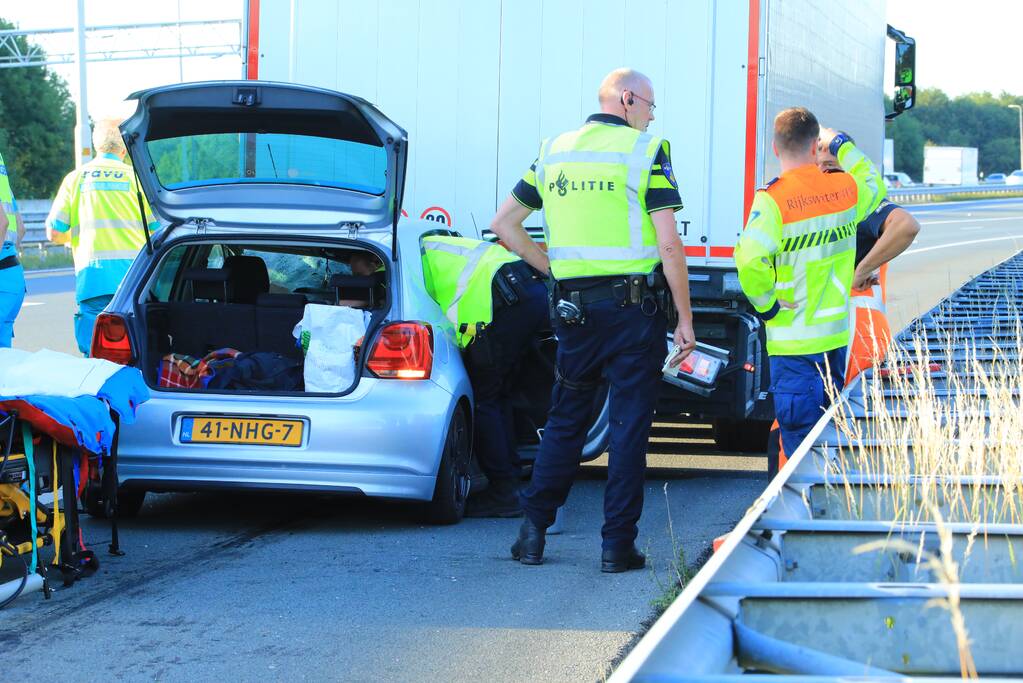 Auto schiet onder oplegger vrachtwagen