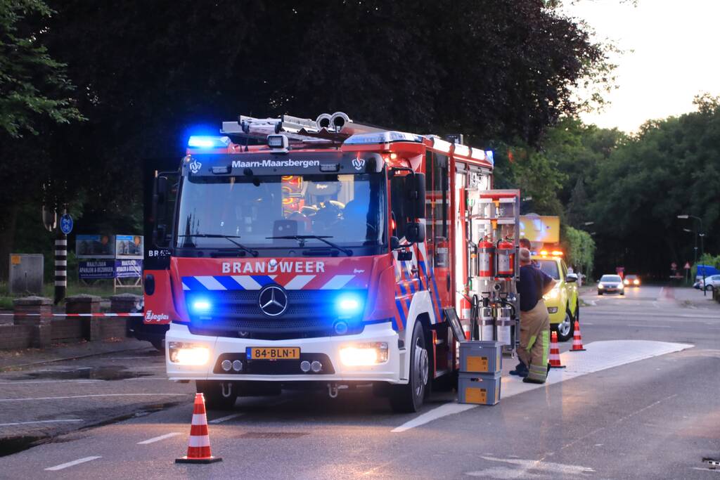 Bestelbus vliegt tijdens rijden in brand