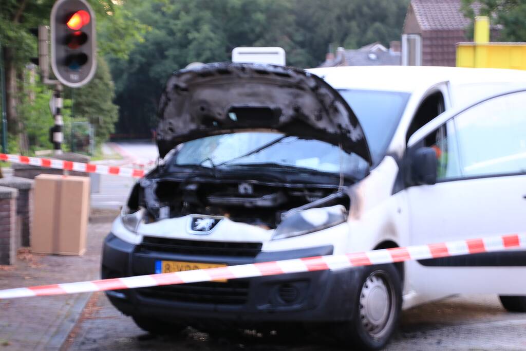 Bestelbus vliegt tijdens rijden in brand