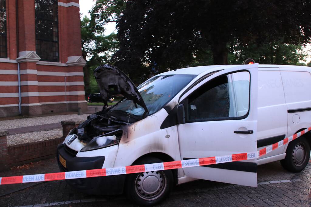 Bestelbus vliegt tijdens rijden in brand