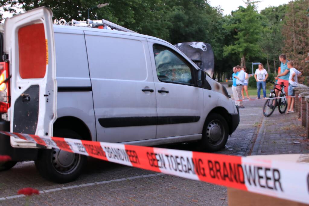 Bestelbus vliegt tijdens rijden in brand