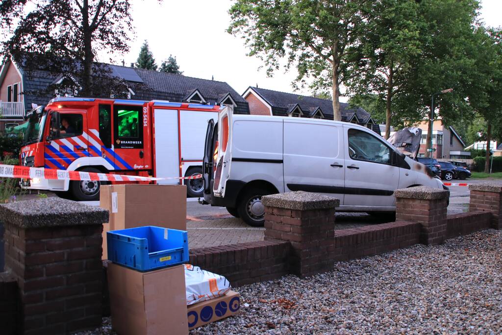 Bestelbus vliegt tijdens rijden in brand