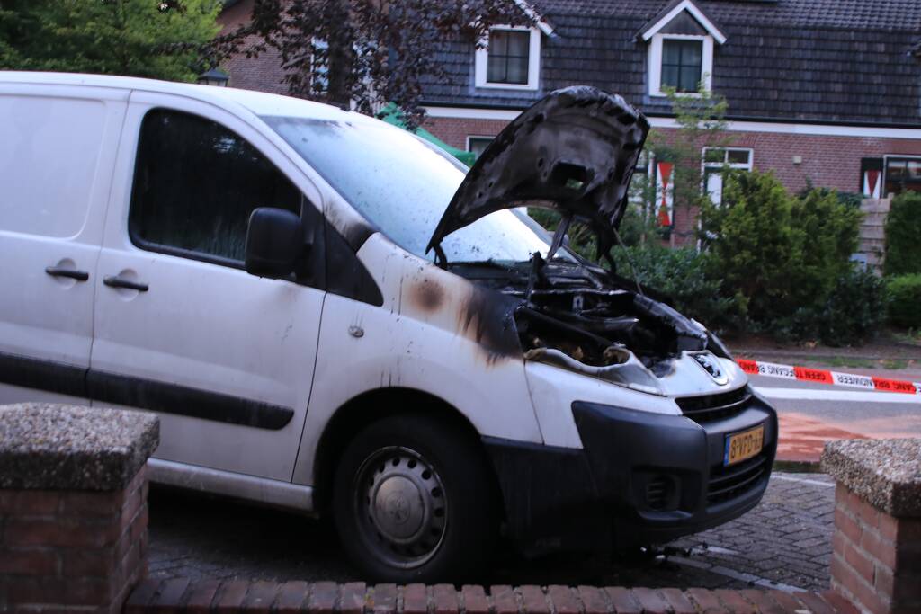 Bestelbus vliegt tijdens rijden in brand