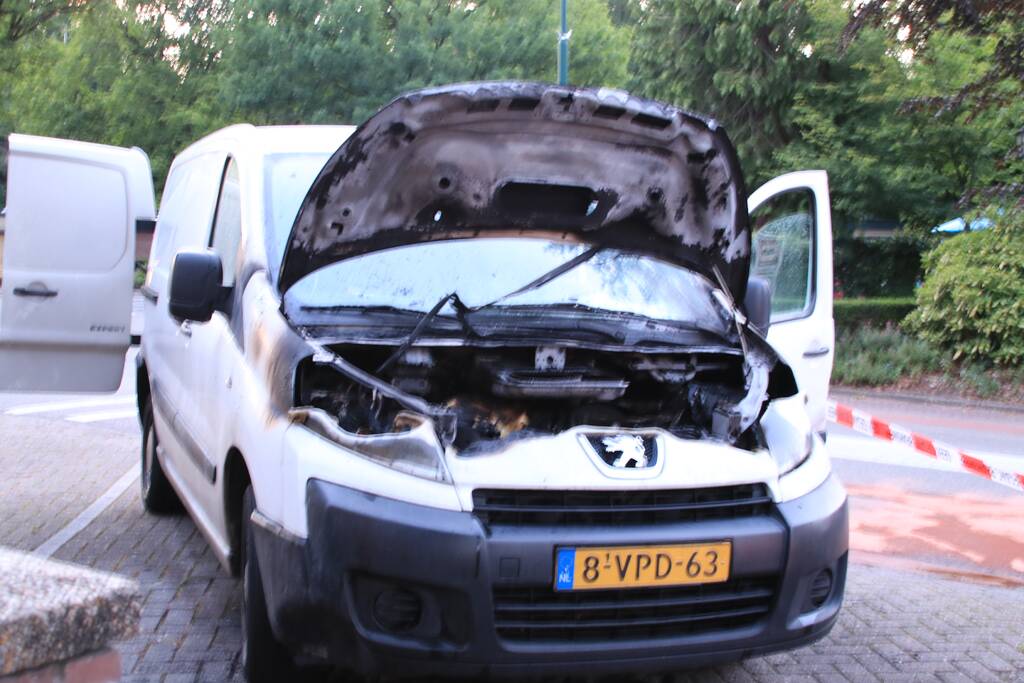 Bestelbus vliegt tijdens rijden in brand