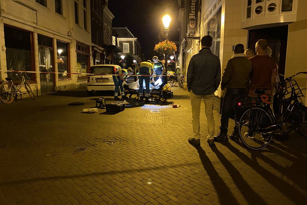 Persoon zwaargewond na val op straat