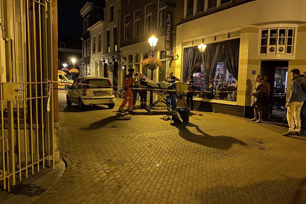 Persoon zwaargewond na val op straat