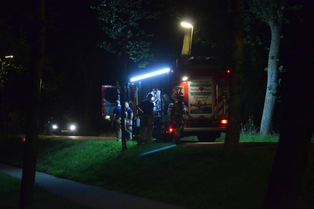 Brandweer blust brandende prullenbak