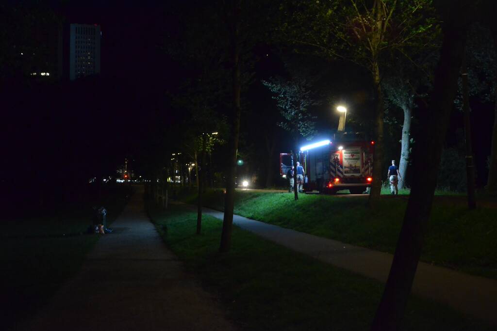 Brandweer blust brandende prullenbak