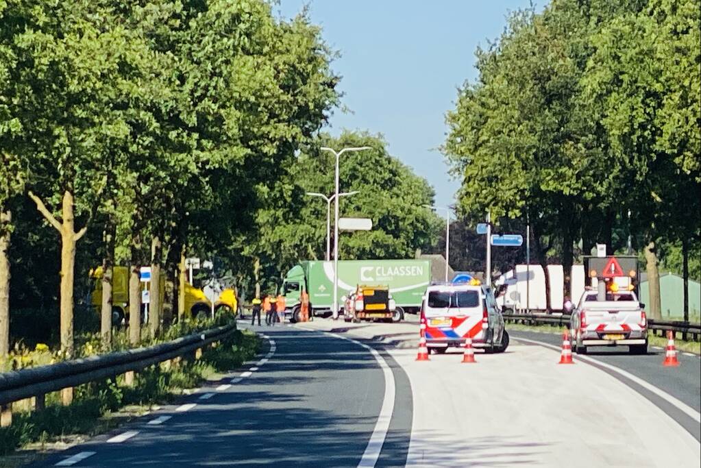 Vrachtwagen botst met personenwagen op kruising