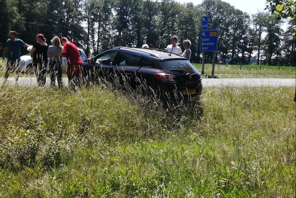 Twee auto's botsen op de N350