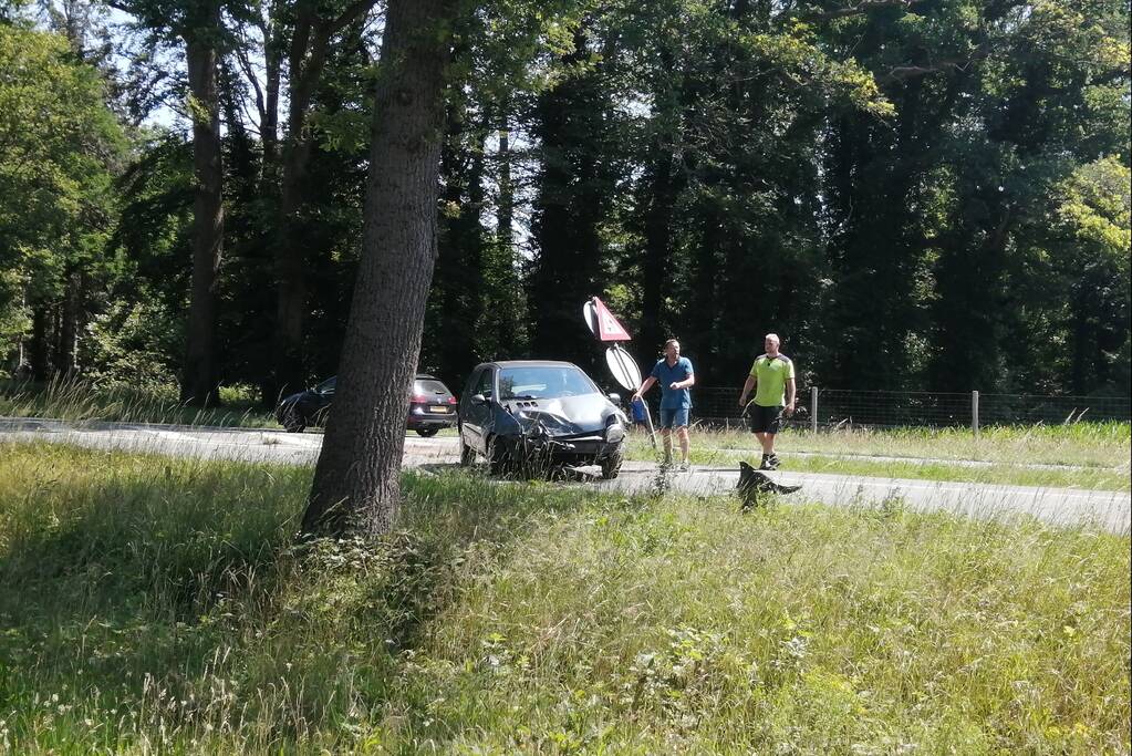 Twee auto's botsen op de N350