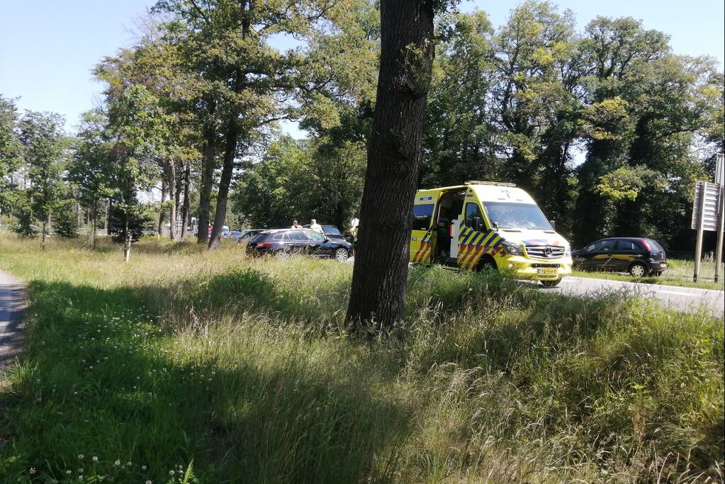 Twee auto's botsen op de N350