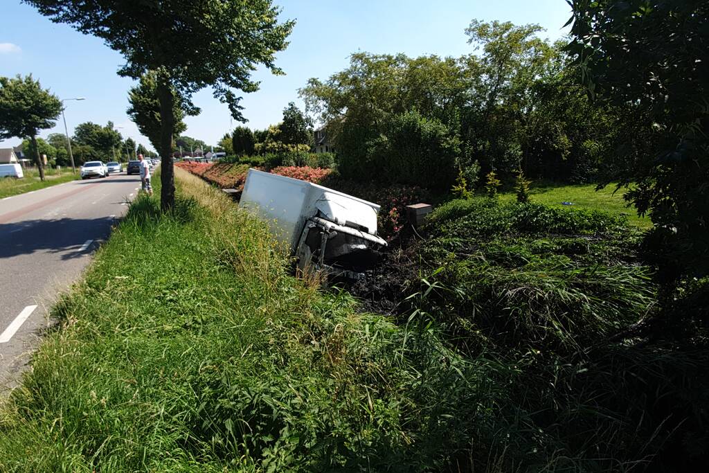 Vrachtwagen raakt van de weg en belandt in sloot