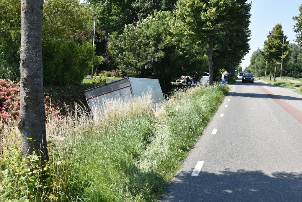 Vrachtwagen raakt van de weg en belandt in sloot