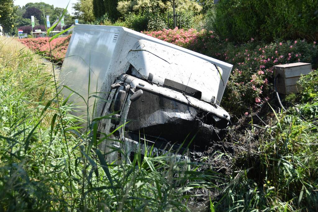 Vrachtwagen raakt van de weg en belandt in sloot