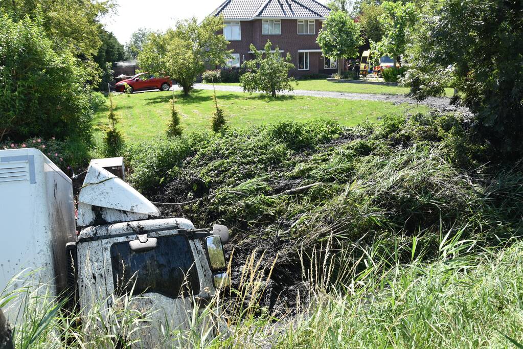 Vrachtwagen raakt van de weg en belandt in sloot