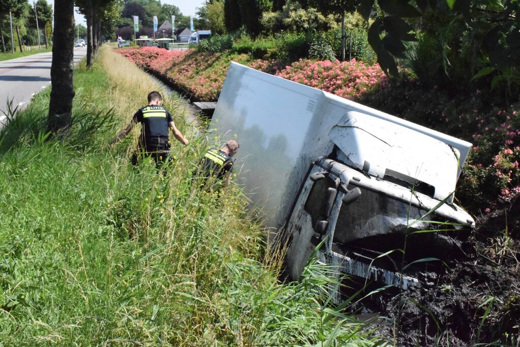 Vrachtwagen raakt van de weg en belandt in sloot