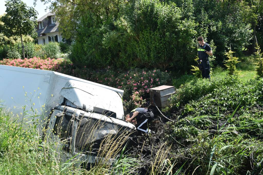 Vrachtwagen raakt van de weg en belandt in sloot