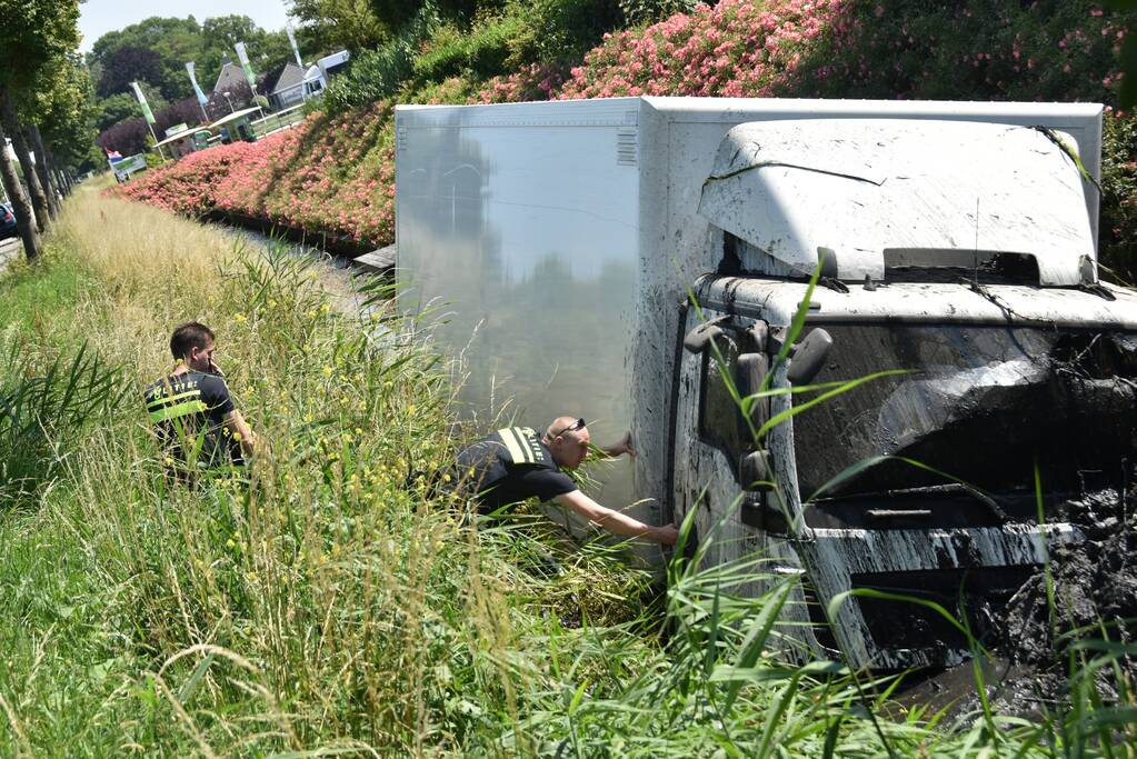 Vrachtwagen raakt van de weg en belandt in sloot