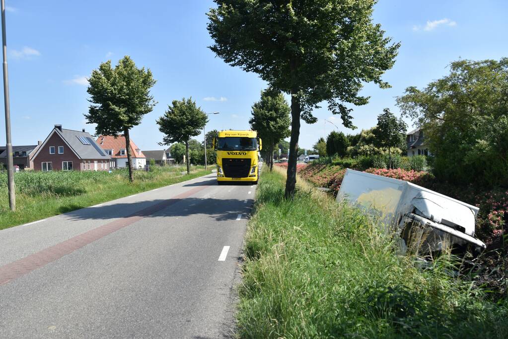 Vrachtwagen raakt van de weg en belandt in sloot